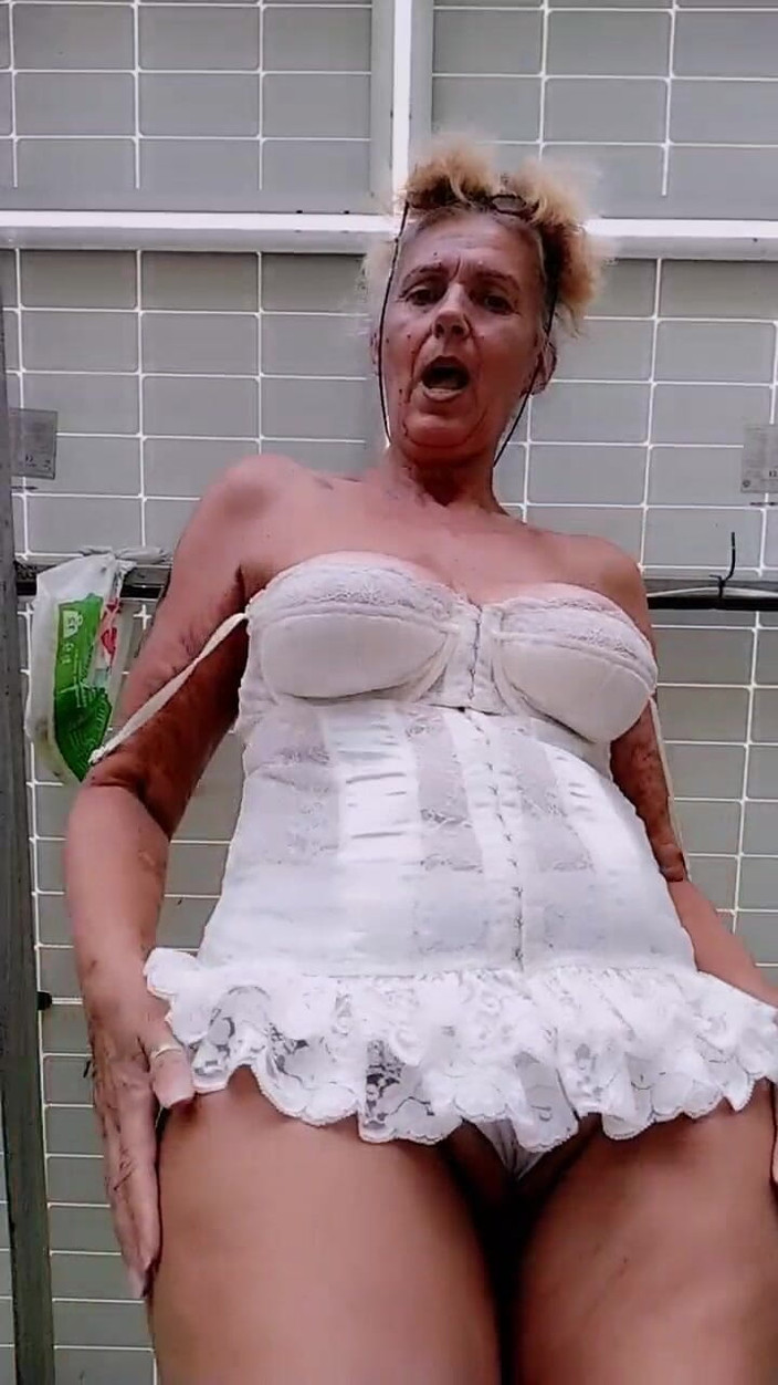 Lukerya: 명랑한 주부 루케랴: 리노베이션이 끝나면 발의 마법이 시작된다