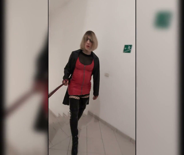 Chatuser: Walk in Parking House, Blonde in Overknee Boots, Red Pvc...