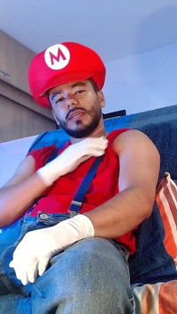 Vestito come Mario bros gioca con il suo strumento idraulico