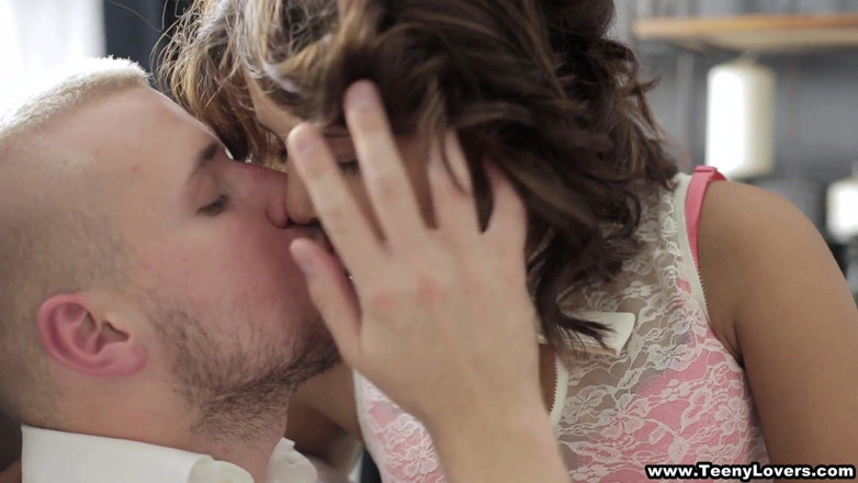 Teeny Lovers: Una piccola teen tatuata scopa
