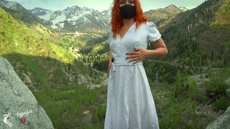AnGelya G: La ragazza sexy con un vestito ha deciso di divertirsi...