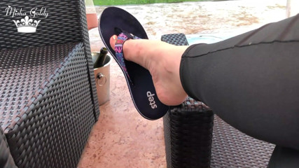 Goddess Misha Goldy: Teenslippers bungelend buiten bij het meer met zilveren nagels en...