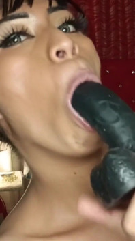 Dois grandes brinquedo para chupar hoje