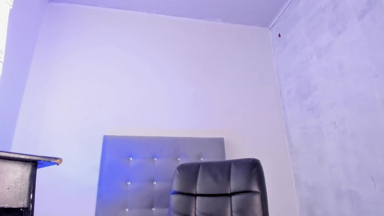 Aline Costa: Aline Costa Foot Job Transsexuelle Et Énorme Bite Dans Le Cul