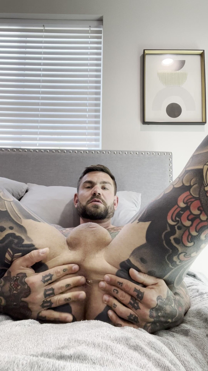 Juan Lucho Gay: Handsome Spaniard Gets Disturbed