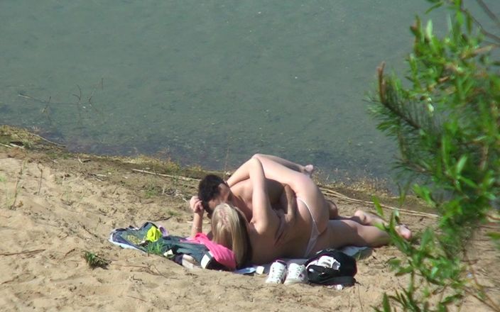 Teen gets fucked: 若いヌーディストのカップルは、セックスをしながらビーチで楽しんでいる間、スパイされています