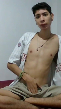 Szarpanie mojego bick twink kutasa podczas ssania czarnego dildo, aż cum