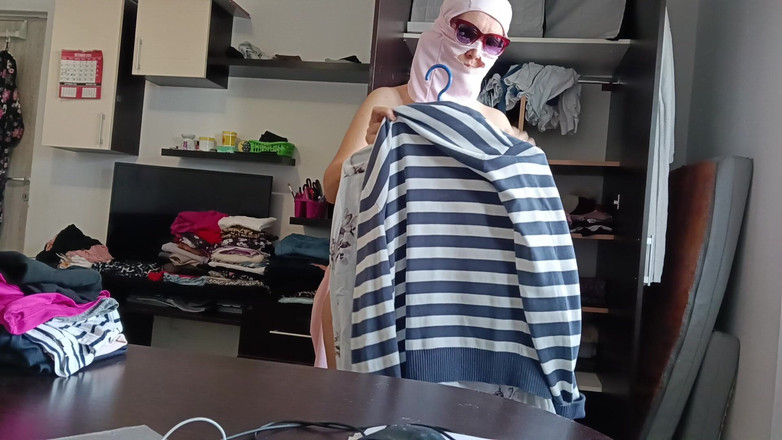 Amateur_MS: Женщина-любительница С Удовольствием Примеряет Одежду И Кроит Её