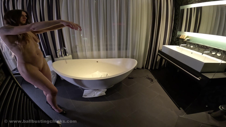 PeeFetish: 알몸의 밀프 오줌 싸기