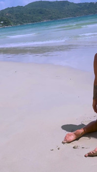 Quente Monika Fox Em Lingerie Vermelha Transparente Na Praia