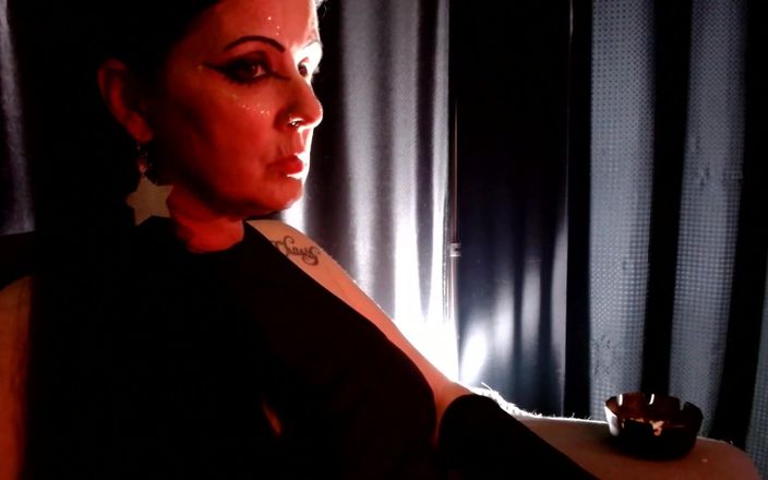 Abby Anna: Sexy milf kouření