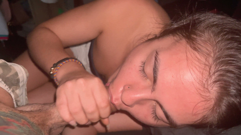 Teen amateur Latinas: Il pompino di 18 anni finisce con il facciale poi continua...
