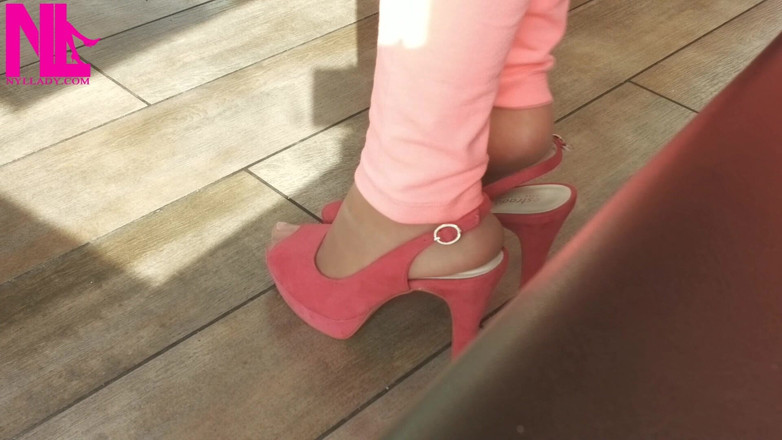 Nyllady: Shoeplay dengan kasut tumit tinggi di bar