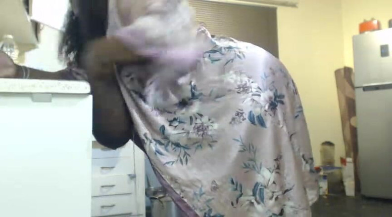 Legendary Booty Overdose: Ibu tiri Afrika Striptis Dan Melancap Di Dapur