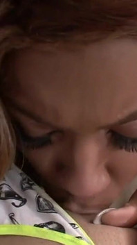 艾米丽和佛罗伦萨是满足她们热辣欲望的女同