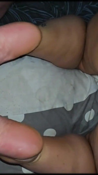 Je bouge ma culotte et tu vas éjaculer sur mes dessous de pied