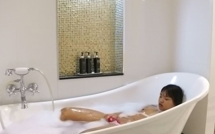 Abby Thai: लग्जरी रूम में कामुक स्नान का समय