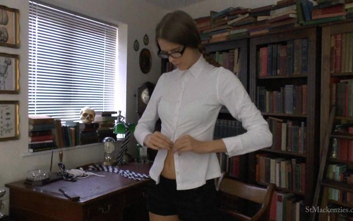 St Mackenzie's Archive: Melissa est attachée à une chaise et a du mal à s’échapper