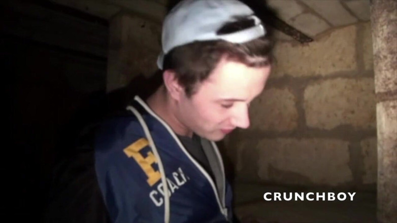 Crunch Boy: Twink femminuccia scopata da Theo nel seminterrato di discret