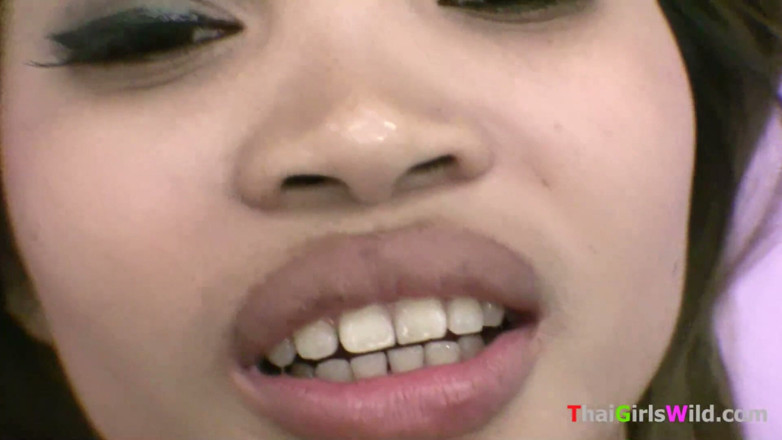 Thai Girls Wild: Hezká teenagerka Jang dostane jism mezi její svůdné rty