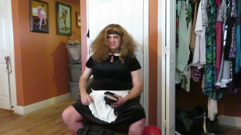 BBW nurse Vicki adventures with friends: Naughty maid Brittney forgot her lipstick in car is made...