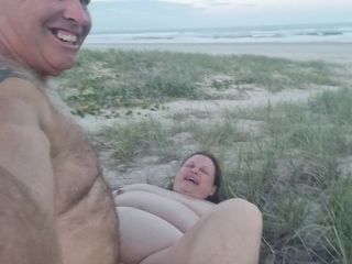 We are fuck bunnies: Sexy grandota folla en la playa