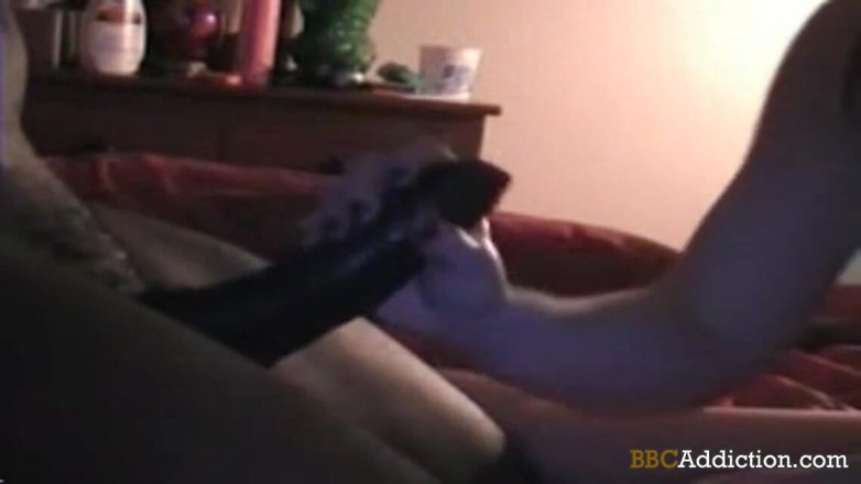 Cuckold MILF: 大黑屌上瘾 - 100个素人和自制的色情视频。熟女沉迷于大黑屌和跨人种敲打。最大的大黑合集