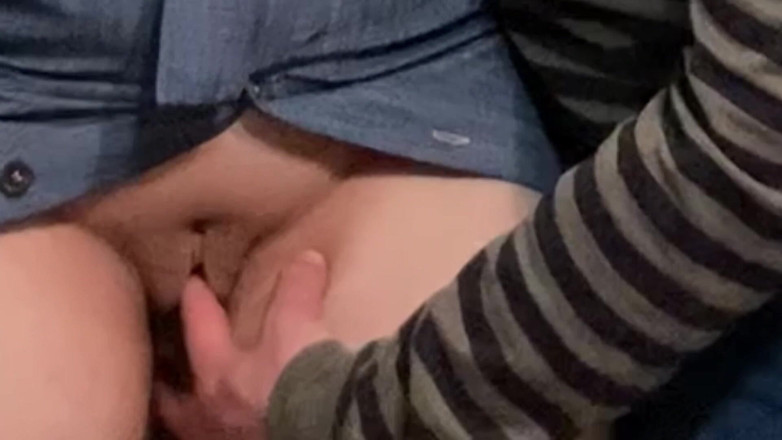 PriyaNaavya: Hobi kotor! Lelaki tua menjolok pepek sempurna di tempat awam