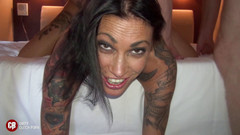 Cumbizz: Tetovaná kočka s velkými prsy dostane natankovanou kundičku