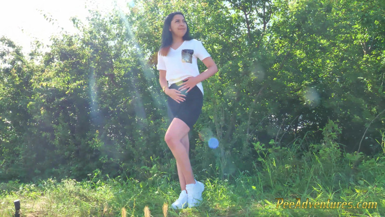 Pee Adventures: Сексуальная брюнетка жестко пытается опорожнить ее мочевой пузырь на улице, затем быстрый писсинг рядом с домом в строительстве
