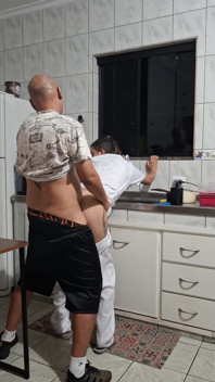 Hizmetçi bulaşıkları yıkarken mutfakta götten sikiliyor