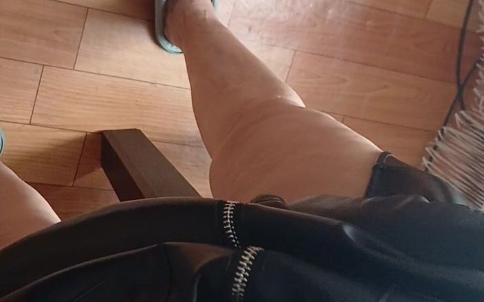 Lesbian-illusion: Colega mea lesbiană și cu mine ne masturbez riscant în birou