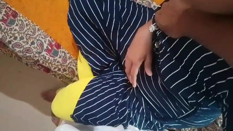 Skydreem1104: भारतीय कॉलेज गर्ल रेखा को उसके दोस्त द्वारा उसका लंड चूसना सिखाया जाता है