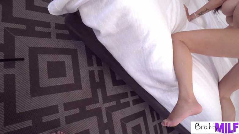 BrattyMilf: Macocha dała mi seks urodzinowy