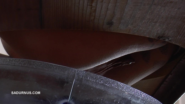 Sadurnus: Paní Cleo stříká toaletní vodu do úst otroka, který vleže ve...