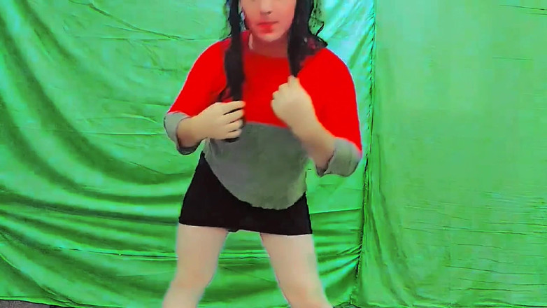 Kitty_Cross: Sevimli kadın egemenliği yumuşak ışıkların altında eteğini hafifçe kaldırıyor