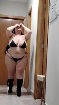 Mature BBW MILF Traveling, Fans in Slow Motion