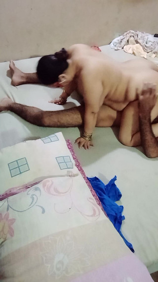 Yasmeen: Sedí nahoře