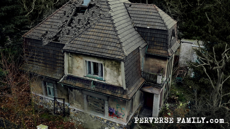 Perverse Family: Famille perverse 37.2 (saison 3) Séance de jardin fétiche extrême