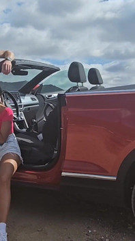 Babe met grote tieten wordt geneukt in mijn cabriolet