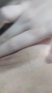 Sexy bBW-riesin masturbiert ihre nasse muschi, beinen