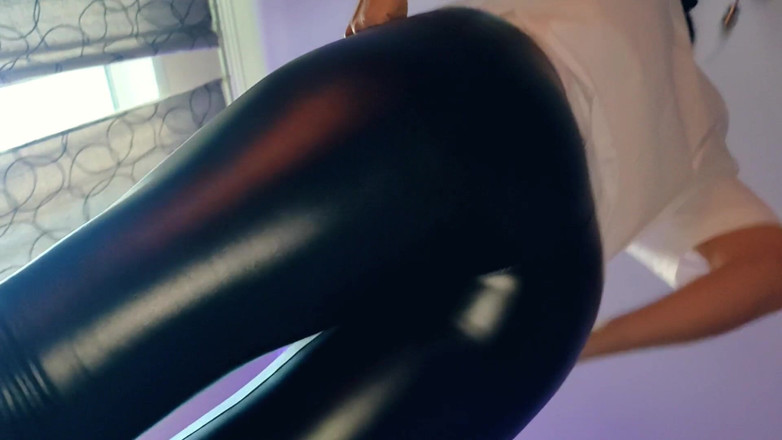 InnessaKiss: Depraved secretary seduces with sexy feet