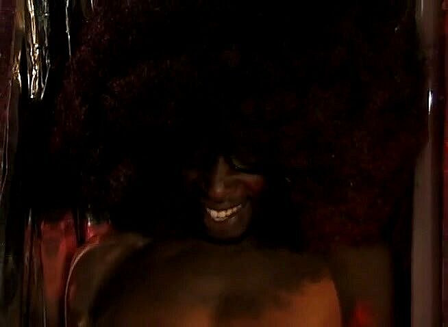 BBC Bootycasting: 角質看護師は黒人男の巨大な棒を喜ばせています