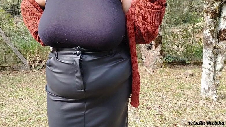 Priscila: Saya menghabiskannya dengan ibu tiri saya, dia suka menunjuk-nunjuk di...