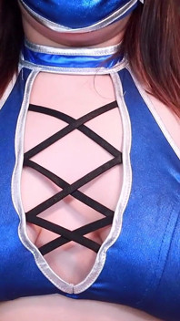 Kitana würde dir gerne ihre großen titten zeigen