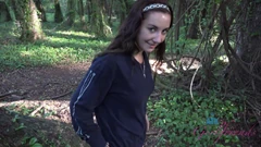 Kamu bisa nonton cewek-cewek hot ini lagi kencing