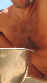 Ich bin nackt im Gemüsegarten
