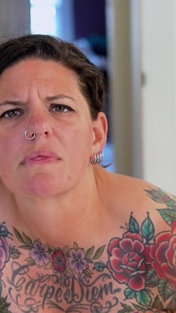Carrie capri viene scopata a pecorina con una macchina da scopata e viene forte!