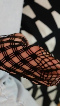 Elegante mesh & glänzende pumps - lockere lockere necken