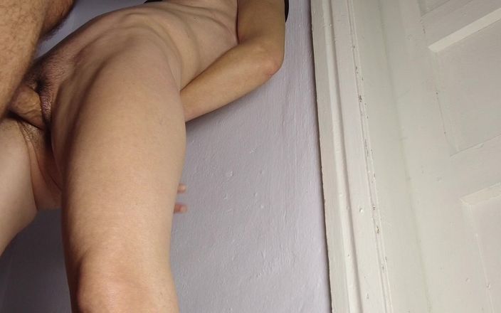 Roy1987: Fodendo minha madrasta enquanto padrasto na sala ao lado